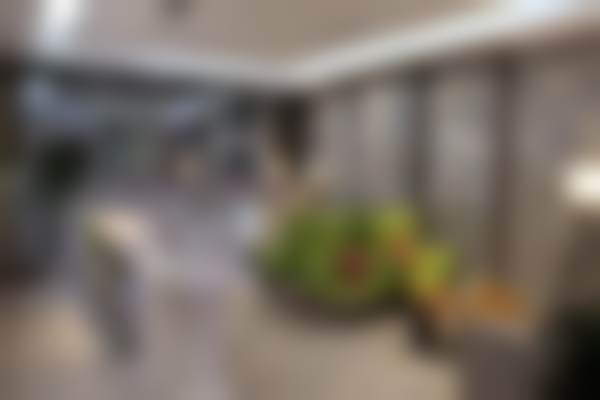 虽然目前没有详细的医生名字信息，但可以想象，依托美莱集团优质的骨干医生资源，宁波美莱整形美容医院的医生团队肯定也是实力不凡。这些医生们应该在各自擅长的领域有着丰富的经验和不错的技术。比如擅长眼部整形的医生，他们可能在双眼皮手术、眼部修复手术等方面有着独特的见解和高超的技艺，能够根据不同顾客的眼部基础和需求，设计出更适合的手术方案，打造出自然又美丽的眼睛。擅长鼻部整形的医生，对于各种鼻型的塑造有着深入的研究，能够运用精良的技术和优质的材料，为顾客塑造出理想中的美鼻。还有擅长面部轮廓整形的医生，凭借专精的知识和丰富的经验，帮助顾客实现改脸型的愿望，让面部线条更加流畅、精致。