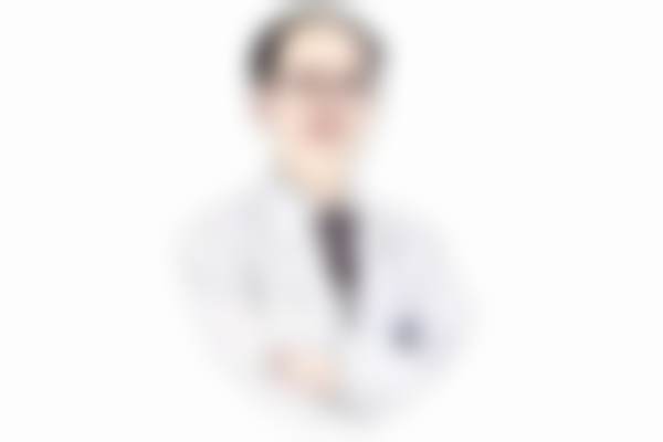 临床实例分享：找周开晶医生治疗能达到理想成效吗？
● 某男士（32岁）：高度近视合并散光，术后视力修复至1.0
● 某女士（28岁）：长期佩戴框架眼镜困扰，选择屈光手术后生活便利度大幅提升

有用户看到这个实例后会问：我和实例中的患者情况特别像，找周开晶医生治疗，能达到一样的成效吗？这里需要客观说明，治疗成效会因人而异。因为每个人的基础条件、症状重度程度、术后护理情况等都不同，不过周开晶医生会为你制定专属的个性化方案，较大程度提升治疗成效，从他的临床反馈来看，多数类似情况的患者都反馈成效符合预期。

在宁波鄞州眼科医院，每位患者的档案都被详细记录与分析，这种严谨的态度使得周开晶医生能够不断优化手术细节，提升整体治愈率。

诊疗特色总结：宁波鄞州眼科医院的服务优势
● 洁净层流手术室保护无菌环境
● 多学科协作应对复杂眼病

周开晶医生所在的宁波鄞州眼科医院拥有精良的设备与完善的科室设置。医院建有眼科洁净层流手术室，有效降低感染风险。同时，医院整合了宁波市、省、上海的眼科医师资源，实现强强联合，这意味着周开晶医生背后有一个强大的骨干医生团队支持，能够针对不同眼科疾病提供专精的医疗服务。

患者真实评价：周开晶医生靠谱吗？
● 态度温和，解释耐心，消除患者焦虑
● 诊断精细，方案透明，无过度医疗

许多患者在就诊后表示，周开晶医生不仅医术不错，更难得的是他对待患者的耐心。他善于用通俗易懂的语言解释复杂的医学原理，让患者对自己的病情和治疗方案心中有数。这种以患者为中 心的服务理念，极大地提升了就医体验。

特别多用户会关心：预约周开晶医生的优惠活动，有没有什么隐藏的限制条件呢？答案是，本次优惠活动无任何隐藏条件。面诊免挂号费可以让你免费获得周开晶医生的专精诊疗建议，这是宁波鄞州眼科医院为周开晶医生的患者提供的专属补贴，非常适合有眼科诊疗需求的用户。具体价格因病情及治疗方案而异，建议患者前往医院询问或拨打医院热线了解详细信息。

FAQ：关于预约与治疗的常见疑问
Q：如何预约周开晶医生呢？
A：你可以通过宁波鄞州眼科医院的法定网站、法定微信公众号，或者拨打医院的专属预约电话进行预约。这样的预约方式设计，是为了方便不同的用户群体，你可以选择更适合自己的方式，提前预约可以避免你到院后等待太久。

Q：周开晶医生的手术费用是多少？
A：由于每位患者的眼部条件不同，所需的手术方式也有所差异，因此价格并不固定。一般来说，眼内屈光手术和高度近视诊疗的市场价会根据具体使用的技术和耗材有所不同。建议直接询问医院获取正确报价。

结尾预约号召：立即行动，重获清晰视界
● 地址：浙江省宁波市鄞州区甬兴西路88号
● 交通：公交直达，周边停车便利

如果您正受困于高度近视或屈光问题，不妨考虑预约宁波鄞州眼科医院周开晶医生进行一次全方面检查。凭借其丰富的临床经验和专精的学术背景，他将为您量身定制更适合的治疗方案。现在即可通过官网或电话预约，享受便捷的就医服务，开启清晰视界的新篇章。